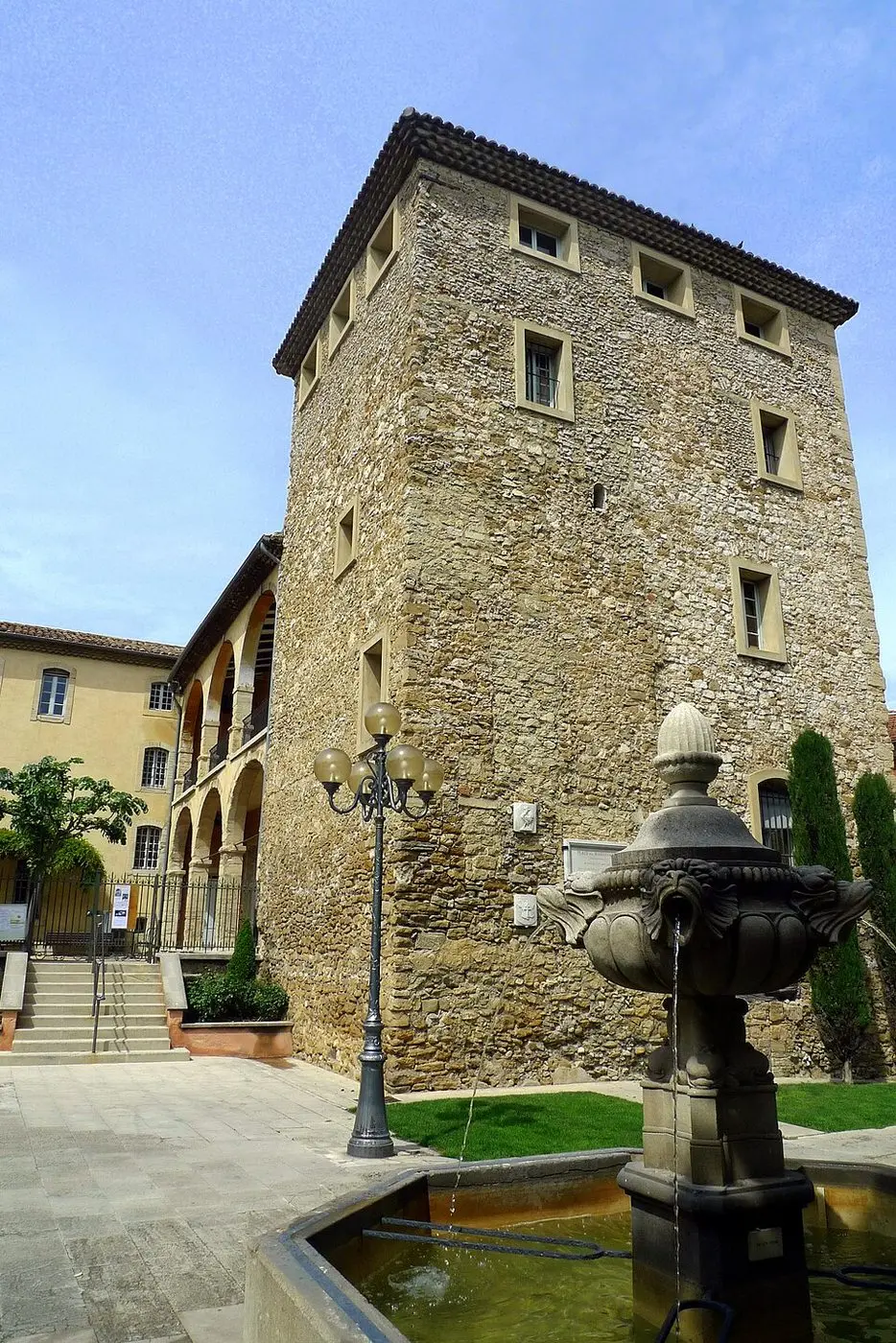Place provençale village Vaucluse platanes