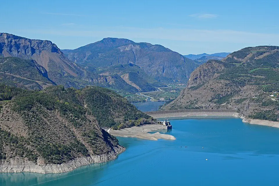 Barrage Serre-Ponçon Hautes-Alpes panorama alpin